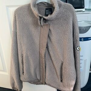 Vuori Women's Cozy Sherpa Jacket in Graphite Medium